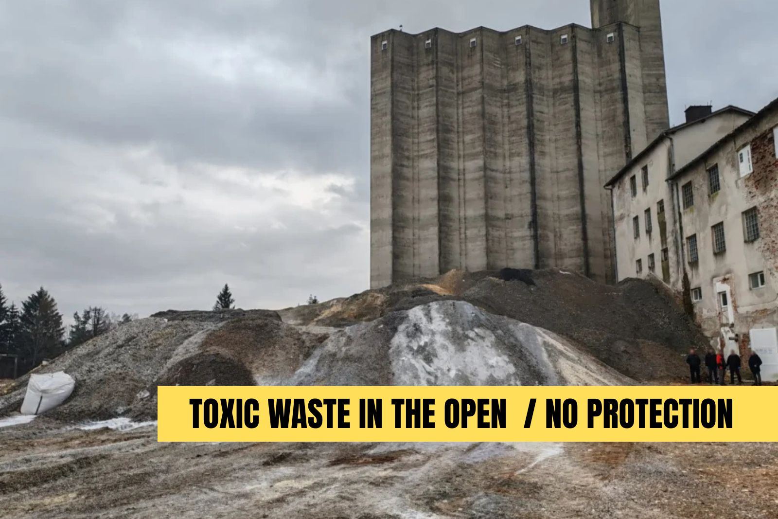 Otvorene hrpe opasnog otpada uz silose u Gospiću / Open piles of toxic waste next to the Gospić silos