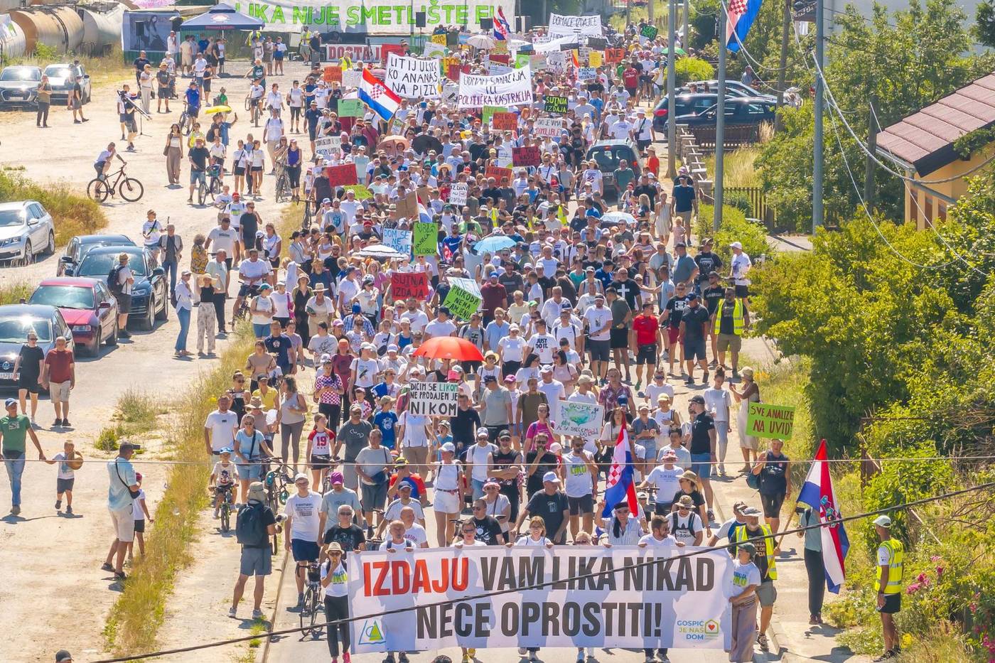 Tisuće prosvjednika na Hodu za Liku s transparentom Izdaju vam Lika nikad neće oprostiti / Thousands of protesters at the Walk for Lika